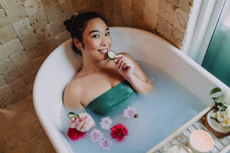 An image of a cat being bathed, showing a calm and comfortable process.